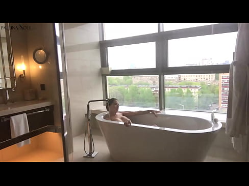 ❤️ 巨大的宝贝 激情地在浴室里撸起了她的阴部 ❤❌ Anal video❌❤