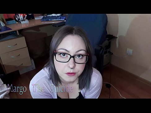 ❤️ 性感的眼镜女孩在镜头前深深地吸吮假阳具 ❤❌ Anal video❌❤