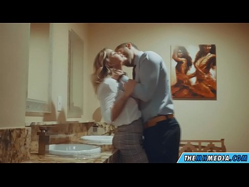 ❤️ 当一个胸大无脑的金发女郎在公共厕所里勾引你时 ❤❌ Anal video❌❤